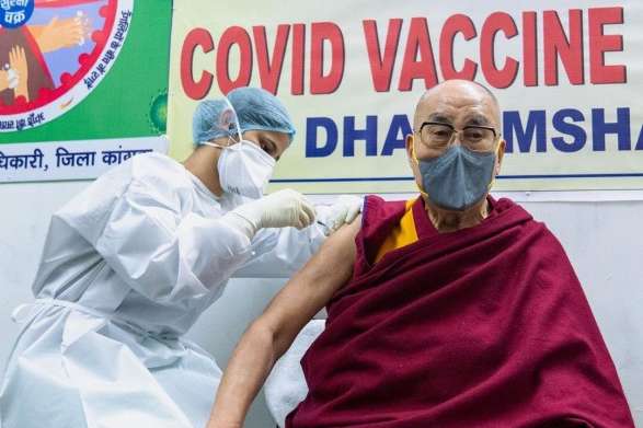 Далай-лама отримав щеплення від коронавірусу вакциною Covishield (відео)