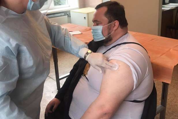 Вакцинація триває. Митрополит помісної Української церкви показав приклад жителям Закарпаття (фото)  
