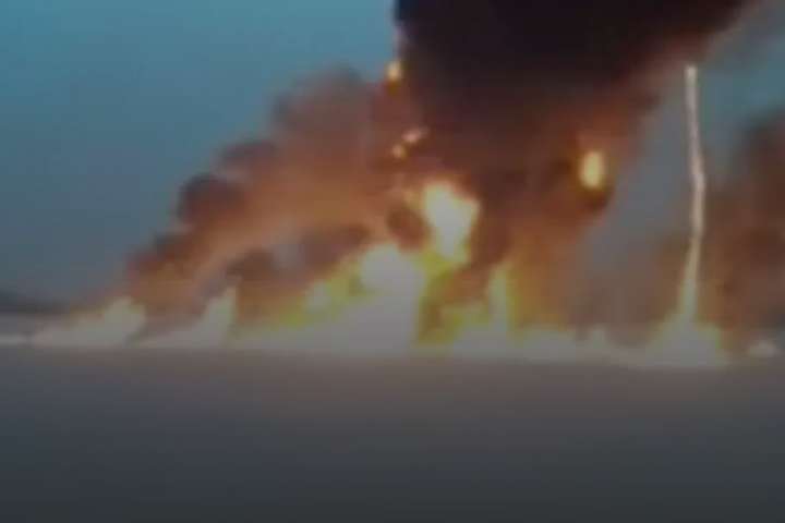 У Росії вибухнула і загорілась одна з найбільших рік (фото, відео)