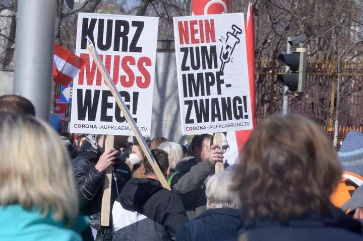 Тисячі людей вийшли в Австрії на мітинг проти карантину