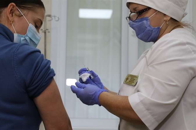 Кількість вакцинованих від коронавірусу в Україні становить 17037 осіб