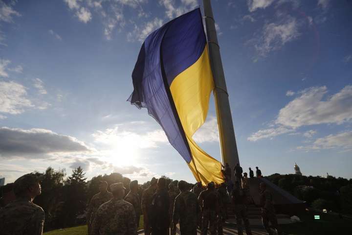 Через сильний вітер у Києві приспустили найбільший прапор країни