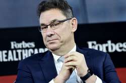   Гендиректор Pfizer Альберт Бурла і члени делегації поки не отримали другу дозу вакцини      