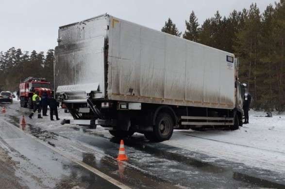 У результаті зіткнення авто у РФ загинули щонайменше сім осіб (відео)