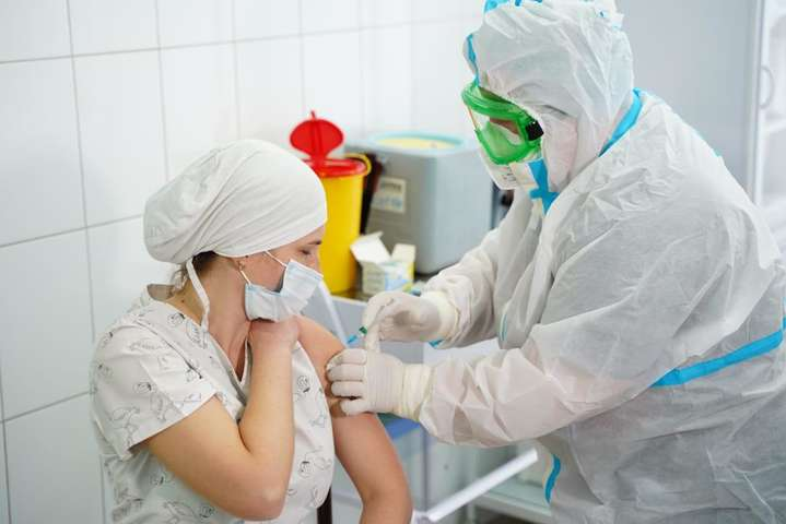 Вакцинация в Украине: еще более тысячи человек получили ковид-прививки