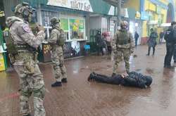 Зловмисник вивозив заявника на своєму автомобілі за місто, де погрожував розправою