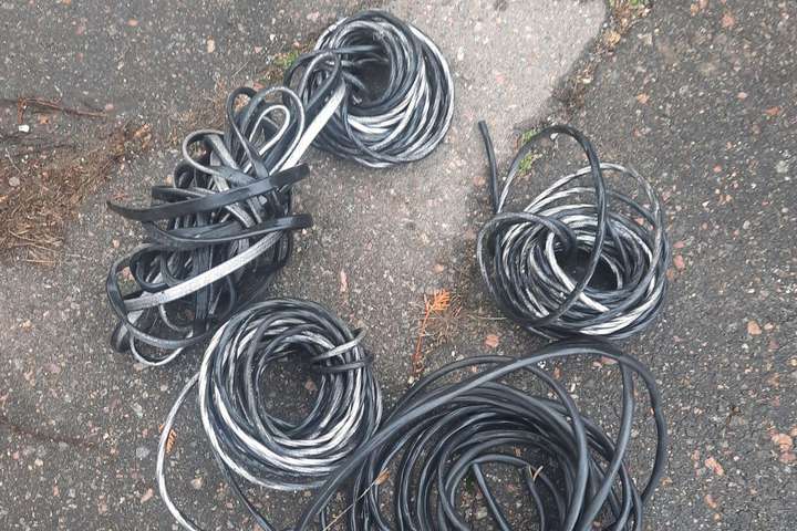 Біля нафтопереробного заводу на Одещині затримали чоловіка із вкраденими кабелями  