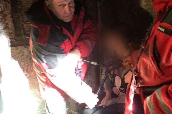 Столичні рятувальники визволили з нашийника учасницю екстремального квесту на честь 8 березня (фото)
