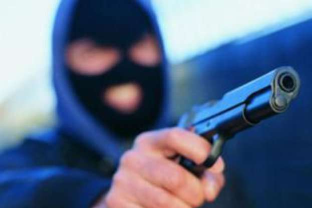 Касирка автозаправки в Броварах відбила напад озброєних грабіжників