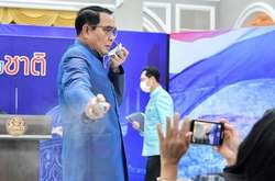 Засіб від незручних питань: прем'єр Таїланду обприскав журналістів дезінфектором (відео)