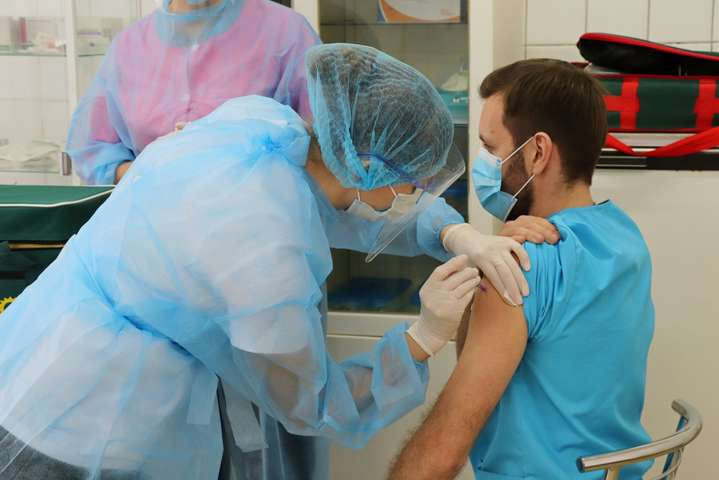 Прививку от коронавируса сделали более 23 тысяч украинцев