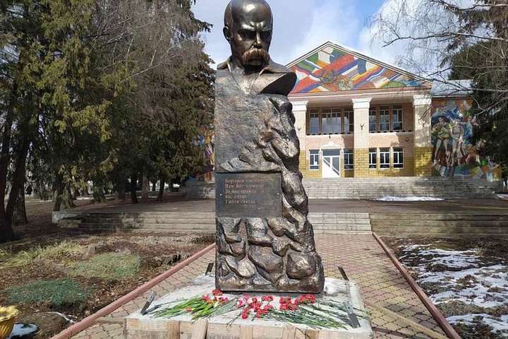 У селі на Вінниччині встановили пам'ятник Шевченку, колишня сільська влада довго пручалася
