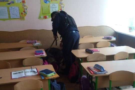 На Одещині підлітки погрожували підірвати школу