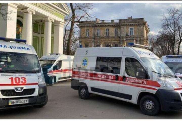 Коронавірус в Одесі: біля 5 міської лікарні черга із швидких 