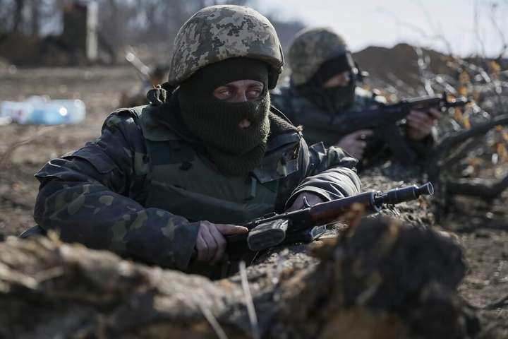 На Донбасі російські найманці гатять по українських воїнах із гранатометів