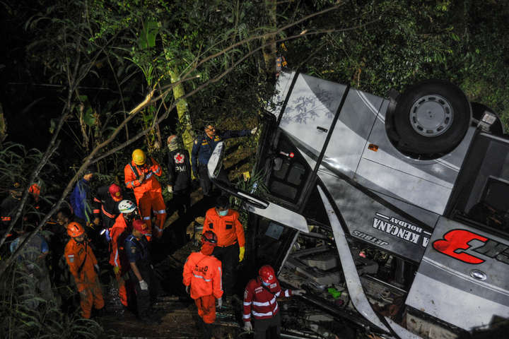 В Індонезії автобус зі школярами впав у прірву: загинули понад 20 людей
