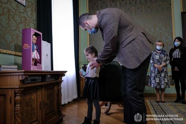 У Чернівцях дівчинка, яку не привітали з 8 березня у садочку, отримала ляльку від Зеленського 