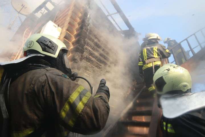Пожежа у столичному Гідропарку: спалахнули будиночки яхт-клубу 