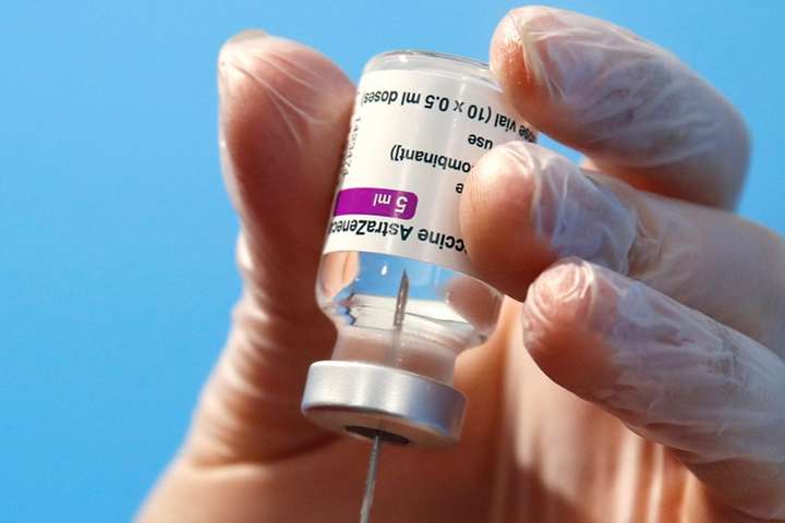 Дев'ять країн призупинили вакцинацію AstraZeneca