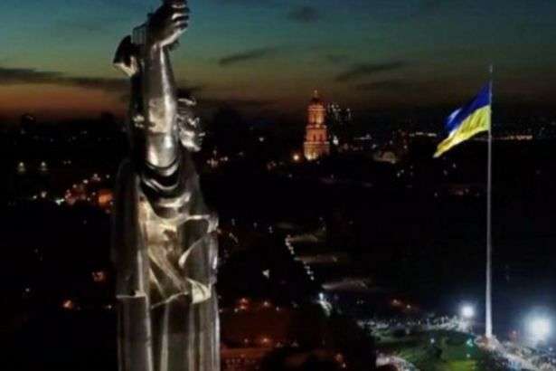У Києві найбільший прапор України припустили вдруге за тиждень