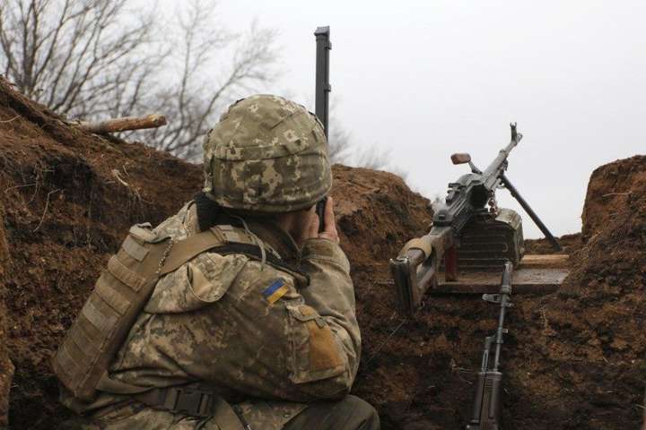 Доба на Донбасі: чотири обстріли і поранений військовий