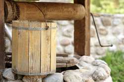 Встановлено, що дівчинка впала в колодязь стрибнувши на кришку, якою той був накритий.