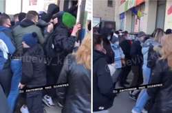 У Києві люди влаштували штурханину під магазином секонд-хенду (відео)