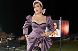 Соня Плакидюк в полупрозрачном корсете похвасталась пышными формами (фото)