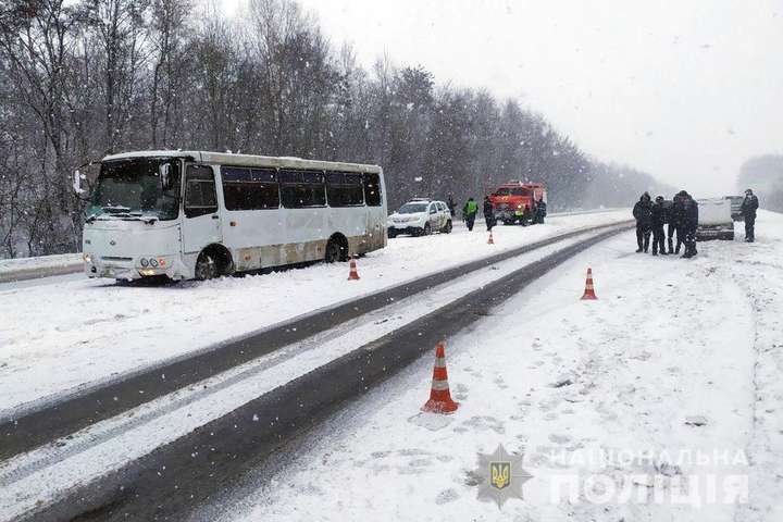 Наслідки снігопаду. На Хмельниччині у ДТП потрапили два автобуси, є постраждалі