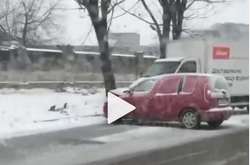 Легковий автомобіль занесло і викинуло на смугу зустрічного руху