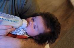 Младенец с аномально густыми волосами восхитил пользователей сети