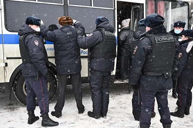 Російська поліція розігнала зʼїзд опозиційних муніципальних депутатів