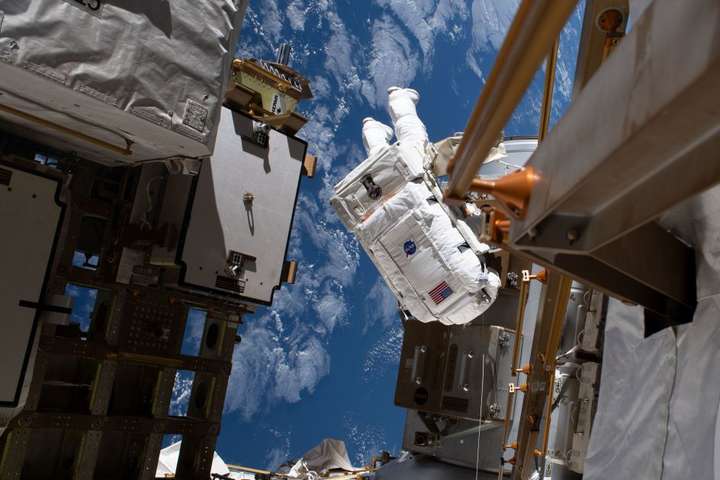 Астронавти NASA вийшли у відкритий космос для монтажних робіт