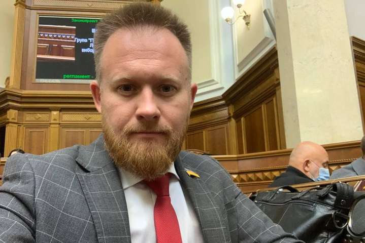 «Слуга народу» Камельчук влаштував скандал через неправильний бейджик