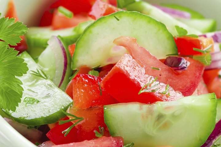 Лікар оцінив небезпеку поєднання деяких овочів у салаті