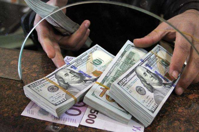 Українці продовжують нести гроші у банки попри нижчі ставки