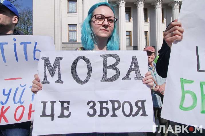 В политизации русского языка стоит упрекать Москву – это она объявила его оружием