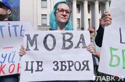В политизации русского языка стоит упрекать Москву – это она объявила его оружием
