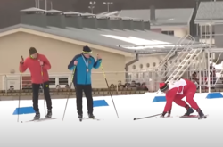 Лукашенко переміг у лижній гонці, а його суперник тричі «випадково» впав (відео)
