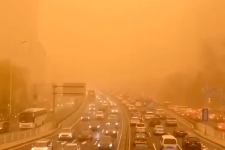 Пекін накрила потужна піщана буря. Небо стало оранжевим (відео)