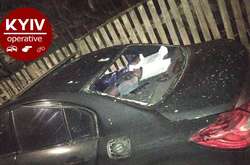 Припарковані автомобілі пошкоджені внаслідок вибуху невідомого пристрою