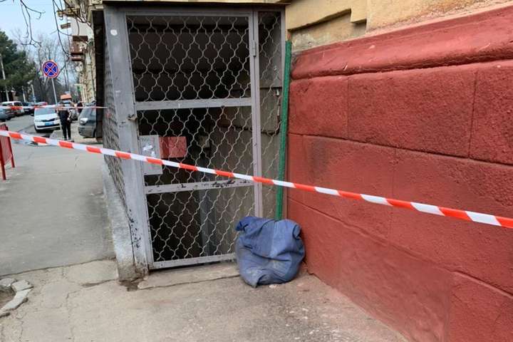 В Одесі біля школи знайшли тіло пенсіонерки у мішку