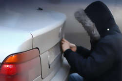 Інспектор поліції разом зі спільником зняли з автомобіля BMW з іноземною реєстрацією номера та замінили на інші