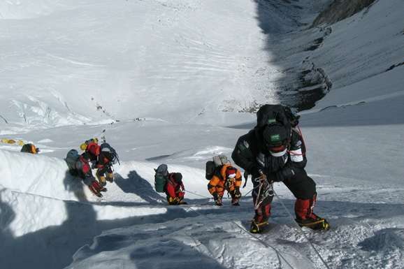Відкриття Евересту: понад 300 альпіністів подали заявки на сходження