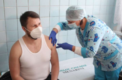 На более чем 62 тысячи вакцинаций в Украине всего было зарегистрировано 361 побочную реакцию – 0,5%