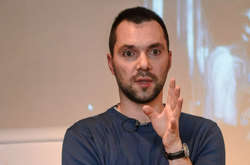  Радник Єрмака Арестович обматюкав активіста за прохання писати українською 