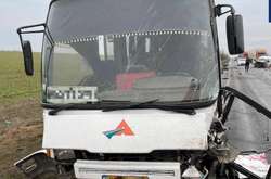 Водій автомобіля Renault, виконуючи обгін, не впевнився у безпеці маневру, унаслідок чого скоїв зіткнення з рейсовим автобусом та автомобілем Toyota