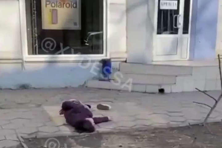 В Одесі жінка намагалась спуститись по простирадлах з вікна і зірвалася 