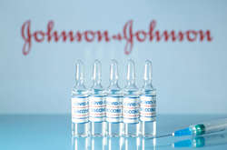 Вакциною компанії Johnson& Johnson дозволяється щеплення людям старше 18 років без верхньої вікової межі