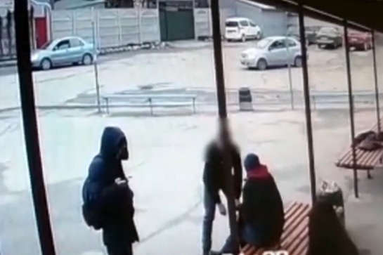 На Вінниччині рецидивіст ледь не до смерті побив чоловіка рекламним щитом (відео)